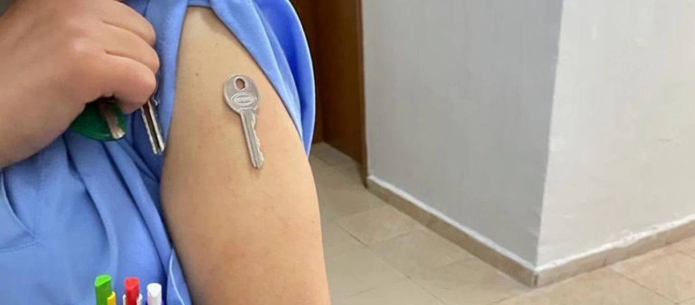 Εικόνες σοκ: Εμβολιασμένοι κατά του κορωνοϊού μαγνητίζουν αντικείμενα - Τι συμβαίνει; (βίντεο)